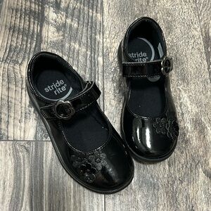 Stride rite Holly Black patent leather Mary Jane’s flower appliqué size 11.5 W